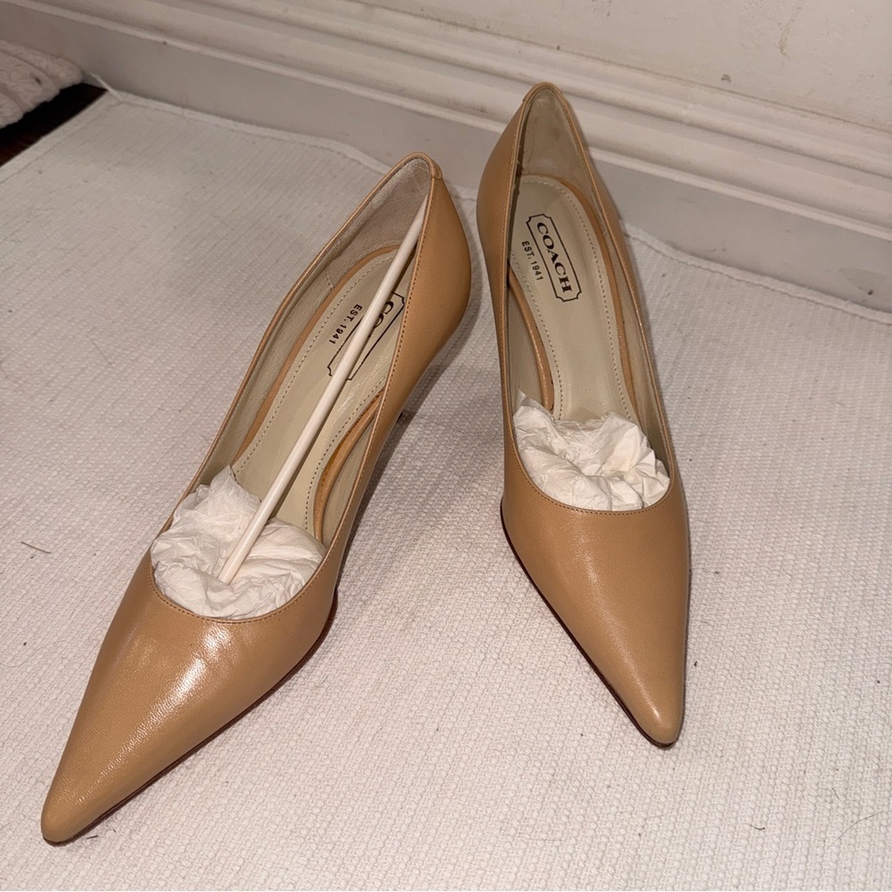 Coach Alison D4 Nude Leather Kitten Heels Size 8B Made in Italy NWOT - Picture 2 of 11